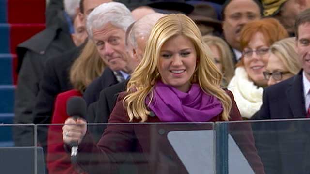 abc_clinton_photobombs_kelly_clarkson_inauguration_thg_130123_wmain.jpg