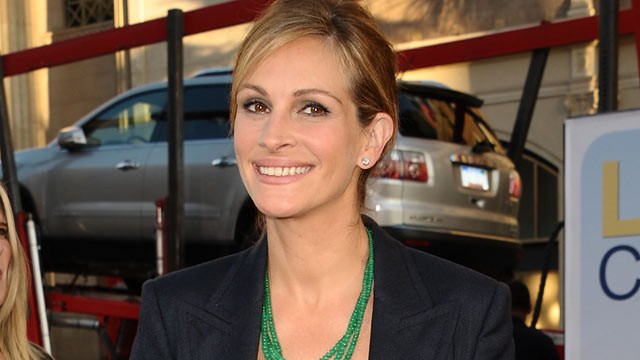 PHOTO Julia Roberts attends the premiere of Larry Crowne at Grauman's