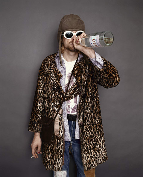 ht Kurt Cobain Drinking Evian Water ll 120323 vblog The End of the Life of a Rock Star: Kurt Cobain