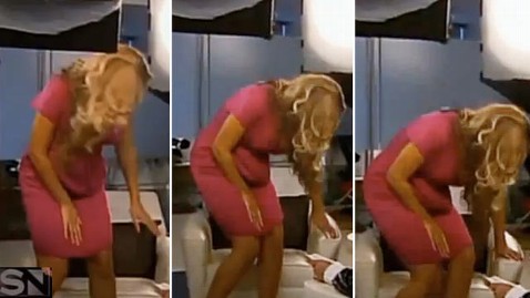 ht beyonce fake baby bump wy 111011 wblog Beyonces Baby Bump Blooper