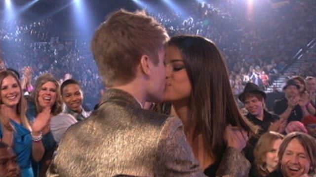 justin bieber games kiss. hair Justin Bieber and Selena