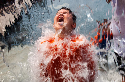 AP Washington 22heat thg 120621 wblog Today in Pictures; Pakistan Bombing, Summer/Winter Solstice, Heat Waves, and a Horse