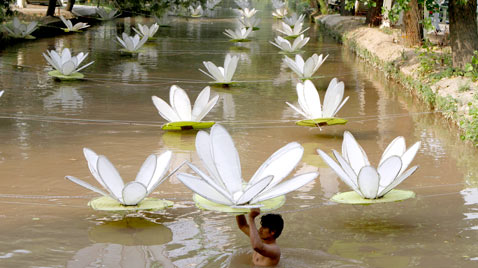 Pakistan River Decor AP daily life pakistan river decor ss thg 120508 wblog Today in Pictures: Slave Labor Protests, WWII Re enactment, Buddhas Birthday and Beyonce