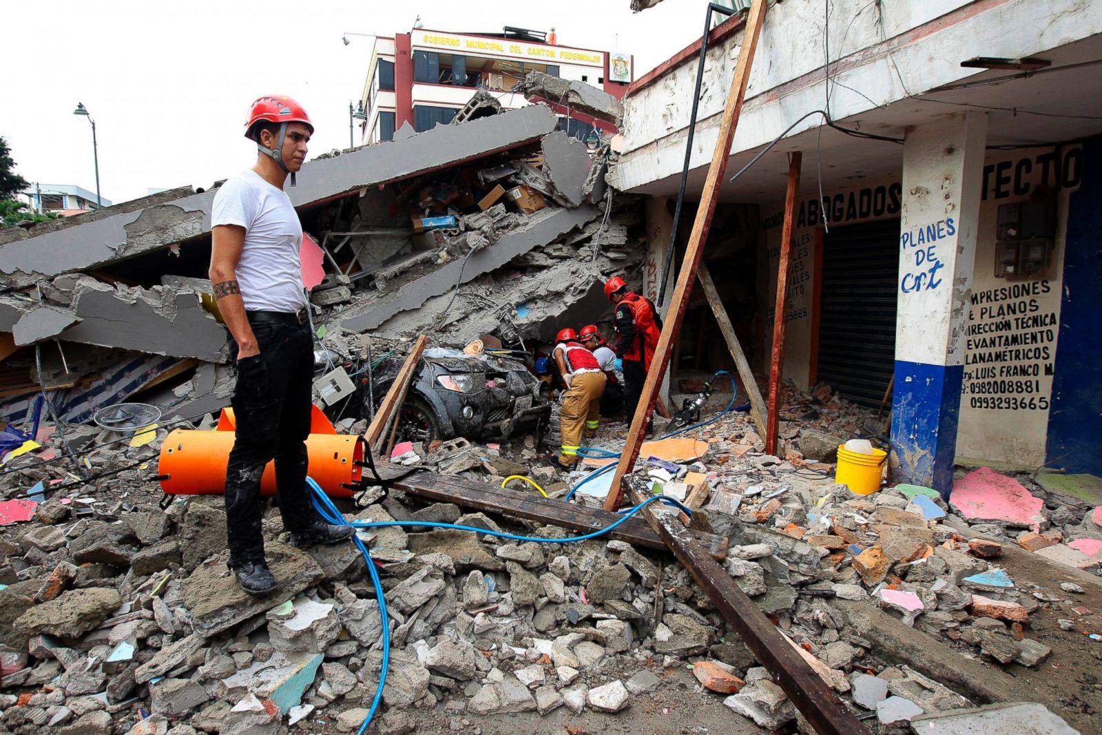 Picture Powerful Earthquake Strikes Ecuador ABC News