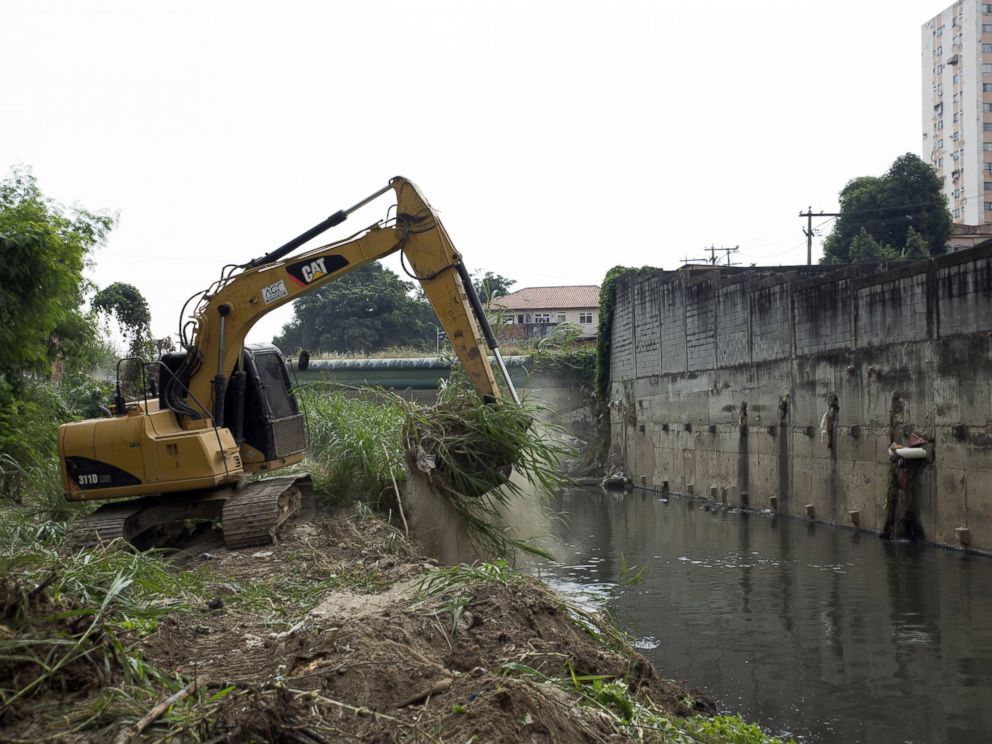 PHOTO: A backhoe removes dirt from a sewage-clogged canal that empties into the Guanabara Bay in Sao Goncalo, Brazil, April 11, 2016. 
