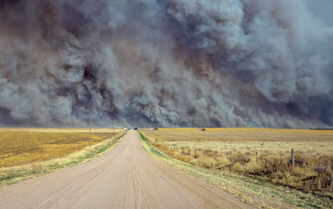 wildfire sends up a huge wall of smoke, forcing authorities to ...