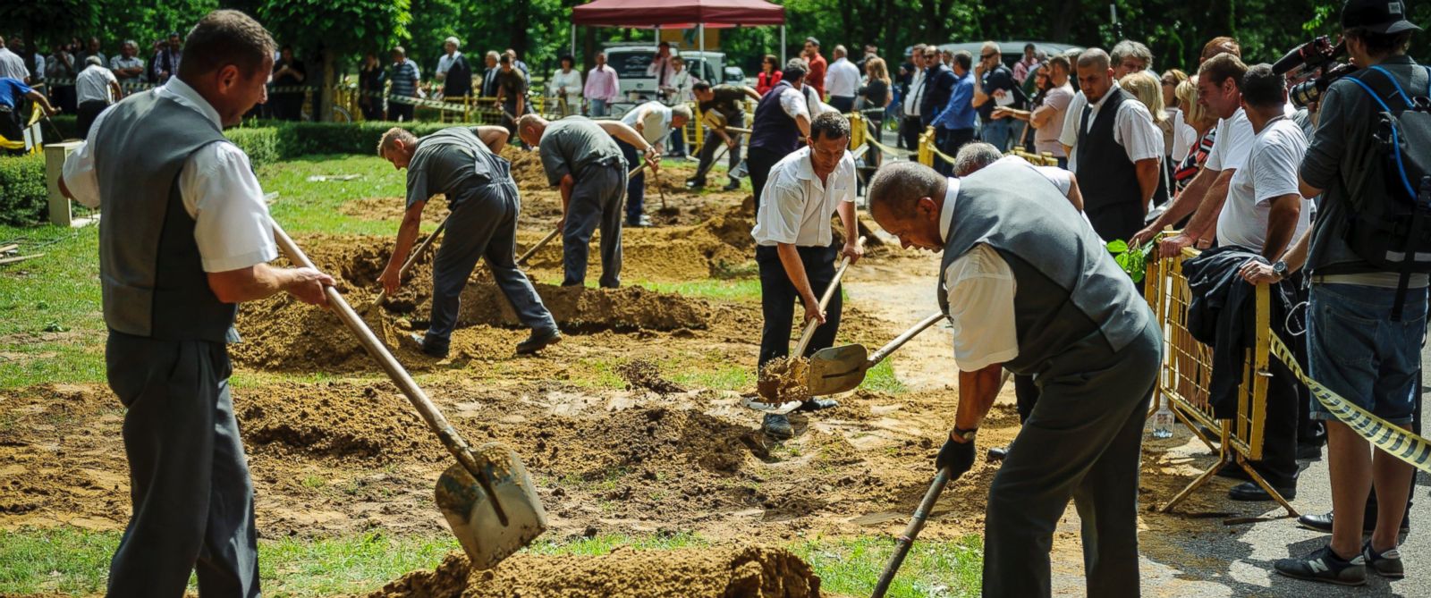 PHOTO: Men compete at the first National Grave Digging competition at the public cemetery of Debrecen, Hungary, June 3, 2016.
