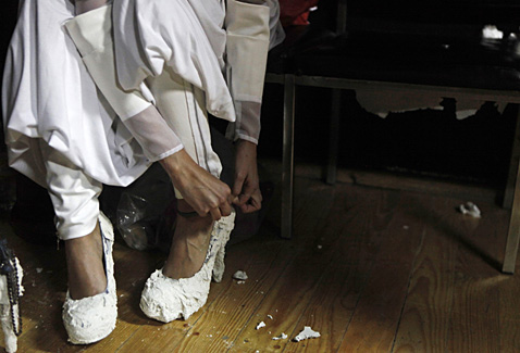 ap mexico fashion ll 120427 wblog Today in Pictures: Tulips Bloom, Bahrain Protest, Penn Relays