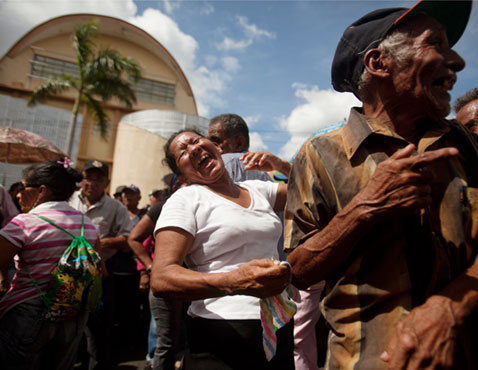 ap nicaragua nt 120419 wblog Today in Pictures: A Horse Kisses a Dog, Vertical Fashion Show, and Bees!