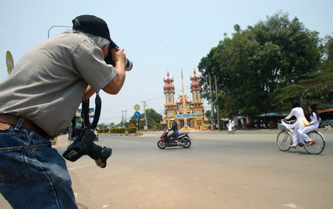 ap nick ut 2012 road revisit vietnam thg 120606 wblog The Historic Napalm Girl Pulitzer Image Marks Its 40th Anniversary