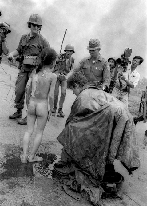 ap nick ut pulitzer after kim 1972 vietnam thg 120606 wblog The Historic Napalm Girl Pulitzer Image Marks Its 40th Anniversary