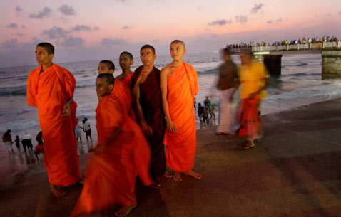Sri Lanka Monks ap sri lanka ss thg 121508 wblog Today in Pictures: Slave Labor Protests, WWII Re enactment, Buddhas Birthday and Beyonce