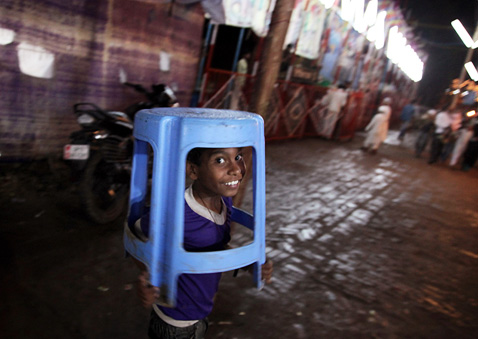 epa india boy ll 120427 wblog Today in Pictures: Tulips Bloom, Bahrain Protest, Penn Relays
