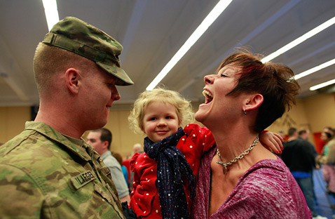 Soldiers homecoming gty 137857664 Today in Pictures: Soldiers Homecoming, Romney on Campaign Trail, Little Gandhis