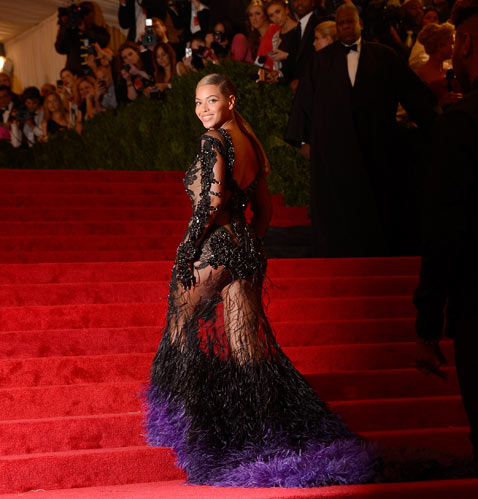 gty beyonce met gala ss thg 120508 wblog Today in Pictures: Slave Labor Protests, WWII Re enactment, Buddhas Birthday and Beyonce