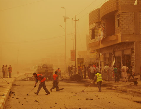 gty iraq sand storm nt 120419 wblog Today in Pictures: A Horse Kisses a Dog, Vertical Fashion Show, and Bees!