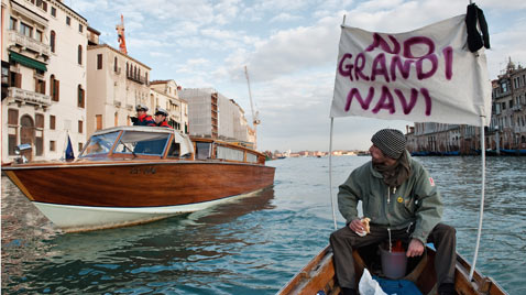 gty italy boat protest ss thg 120116 wblog Today in Pictures: Jan. 16, 2012