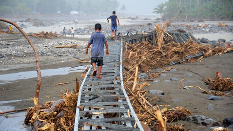 gty kapay river flood nt 111226 wblog Today in Pictures: Dec. 26, 2011