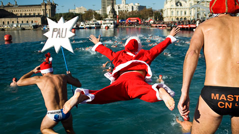 gty santa swim nt 111226 wblog Today in Pictures: Dec. 26, 2011