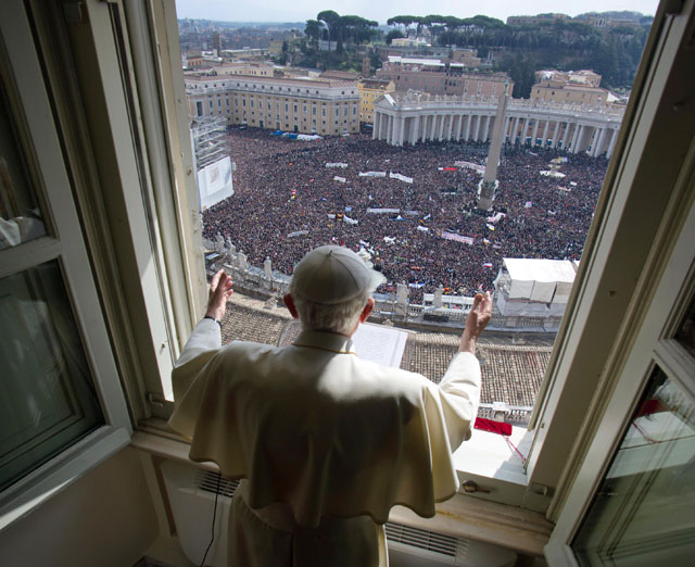 gty_vatican_city_pope_window_thg_130226_