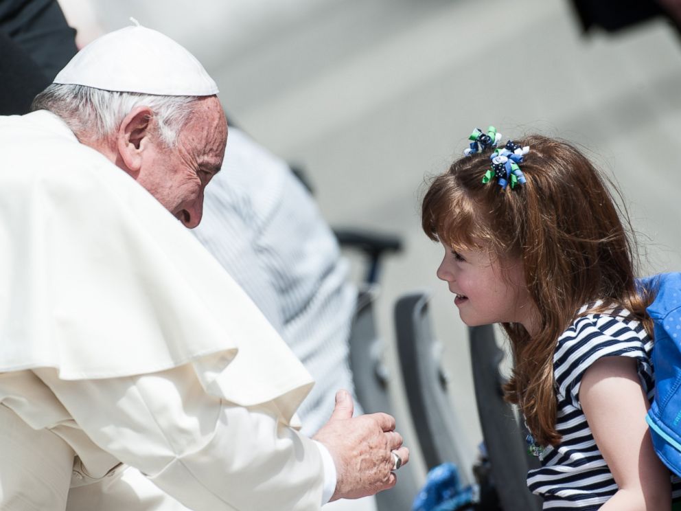 PHOTO: Pope Francis blesses five-year-old Lizzy Myers, from Bellville, Ohio, at the end of his general audience in St. Peters Square at the Vatican, April 6, 2016.