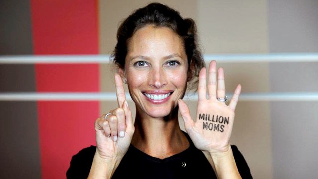 Supermodel handprints: Victoria's Secret Fashion Show 2004! Abc_christy_turlington_million_moms_tk_111018_wg