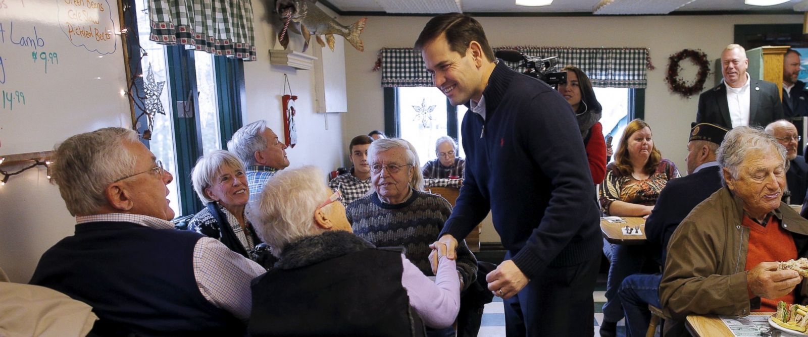 PHOTO: Sen. Marco Rubio greets diners at Georges Diner in Meredith, N.H., Dec. 21, 2015. 