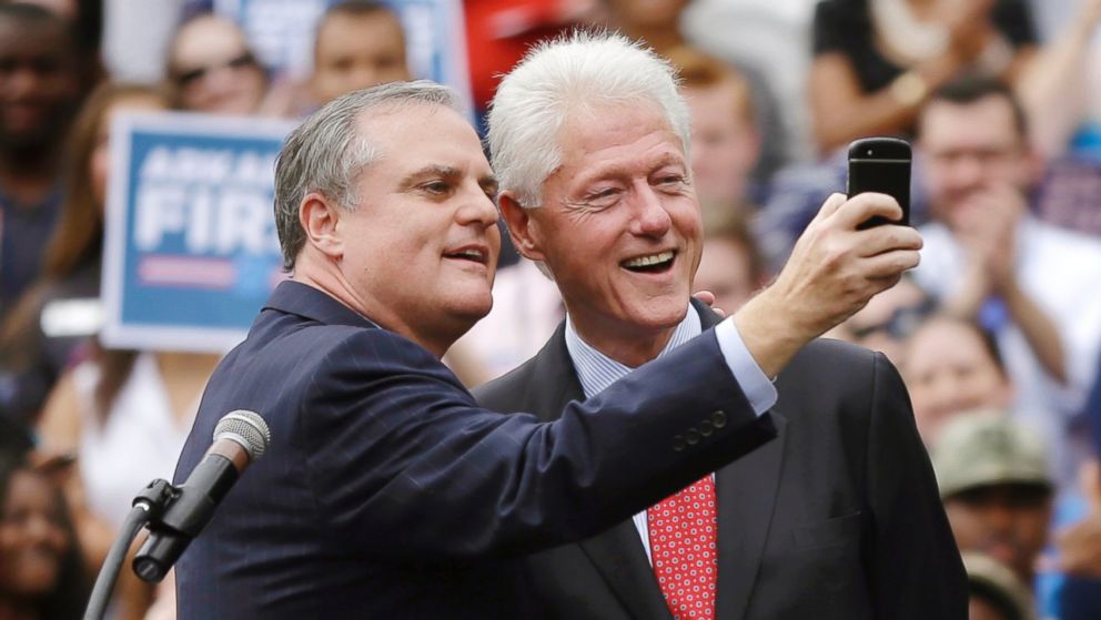 ap_bill_clinton_mark_pryor_selfie_jc_141