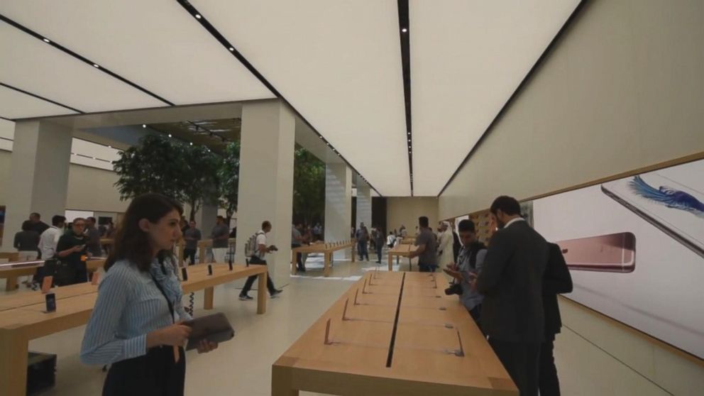 Watch:  Apple's First United Arab Emirates Apple Store