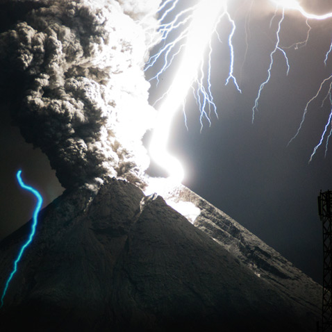 ht_volcano_lightning_studied_mount_merapi_2_ll_120613_wblog.jpg