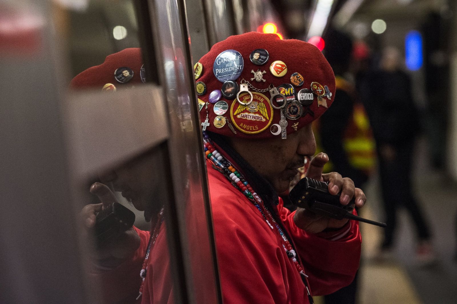 picture-guardian-angels-back-on-watch-in-nyc-subways-abc-news