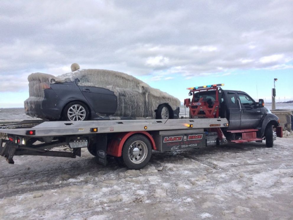 PHOTO: A car that was frozen by Lake Erie waters overnight was freed from a Hamburg, New York, parking lot on Jan. 13, 2016. 