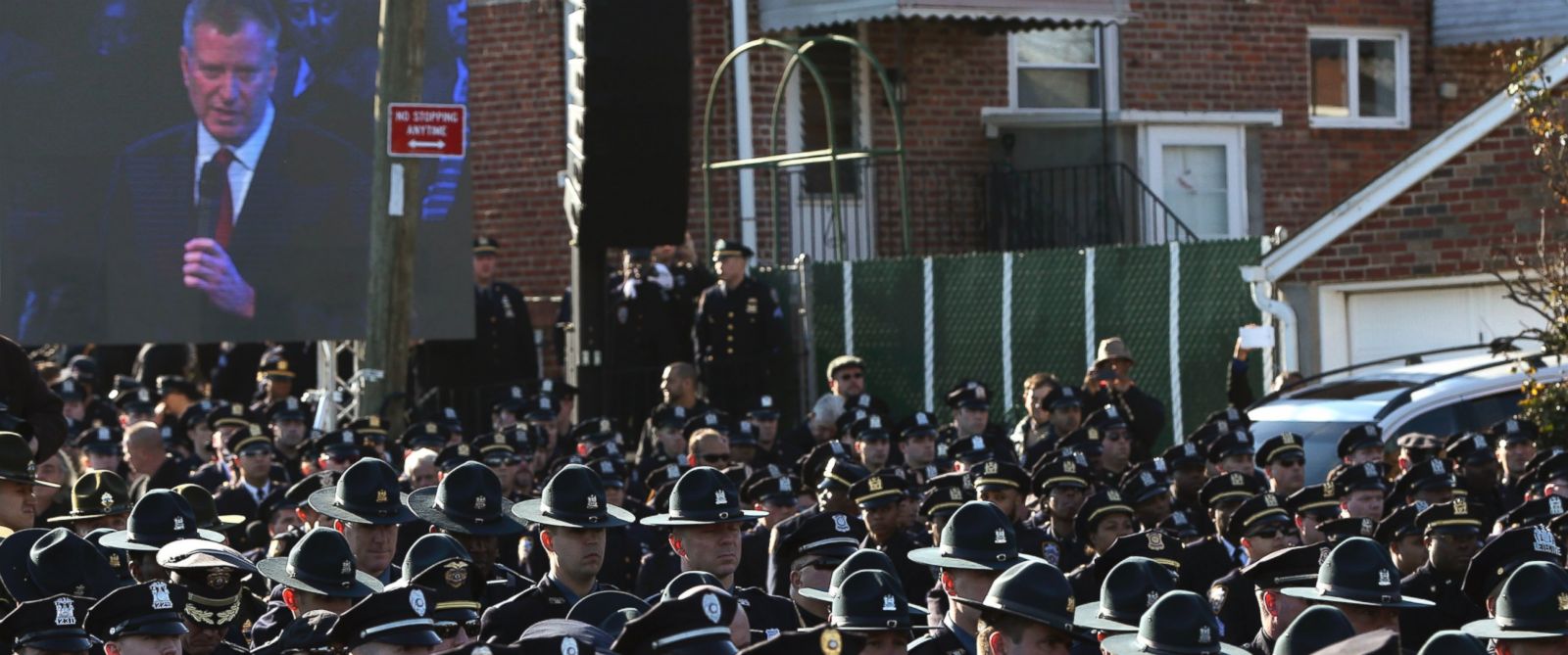 Hundreds Turn Their Back On De Blasio At Nypd Officers Funeral Abc News 2694
