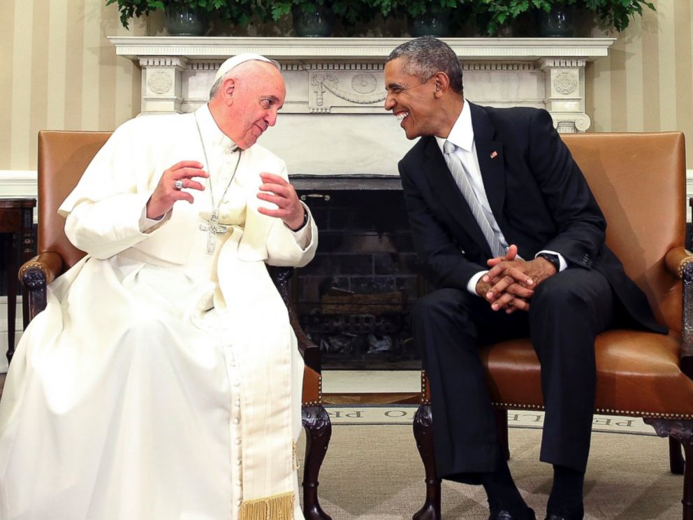PHOTO: President Barack Obama talks with Pope Francis in the Oval Office of the White House in Washington, Sept. 23, 2015.