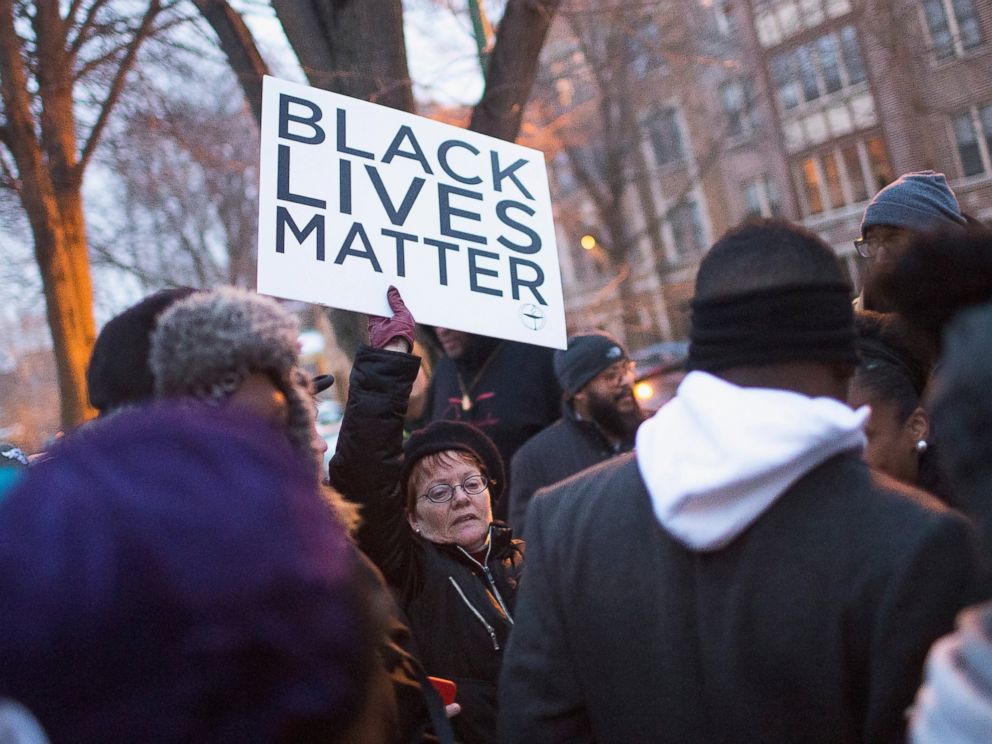 PHOTO: Demonstrators protest outside of Mayor Rahm Emanuels home on Dec. 29, 2015 in Chicago.