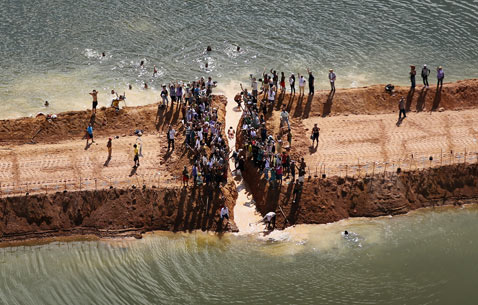 gty belo monte dam displaced river divide thg 120618 wblog Brazils Belo Monte Dam to Displace Thousands in Amazon