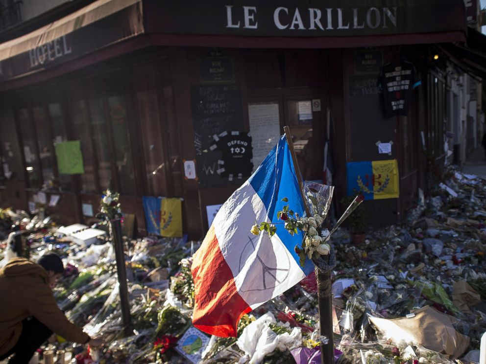 PHOTO:A photo shows a makeshift memorial for a tribute to the victims of a series of deadly attacks in Paris, in front of the Carillon cafe in Paris, Nov. 23, 2015. 